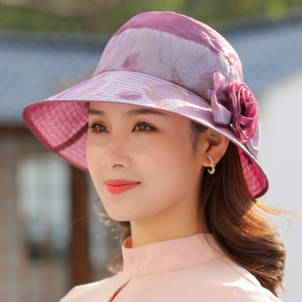 Topi visor dengan bunga kain